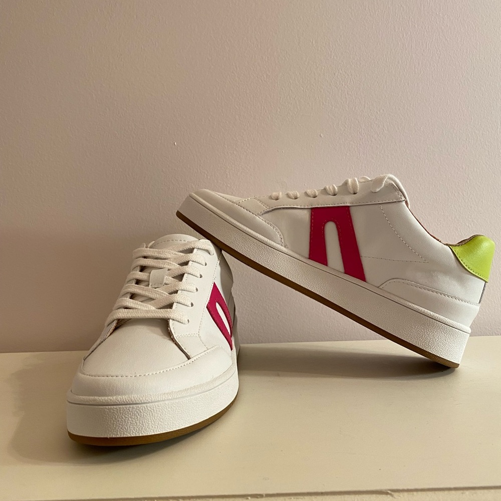 Lucky Brand HINTA SNEAKER.. NWT box size 61/2